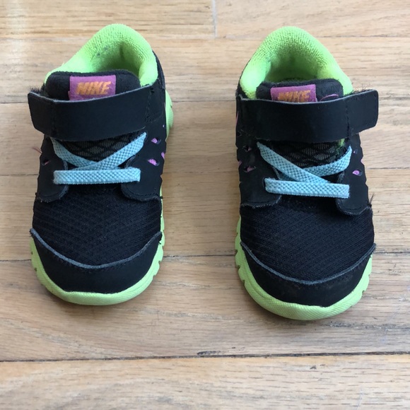 Toddler Black Velcro  Nike’s - Picture 3 of 6